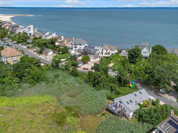 3 Makamah Beach Road, Northport NY 11768