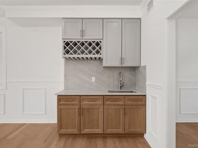 10 Faye Court, Plainview NY 11803