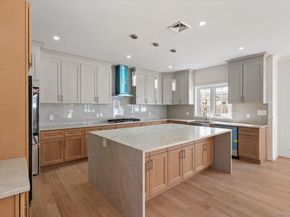10 Faye Court, Plainview NY 11803