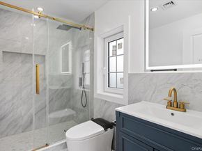 10 Faye Court, Plainview NY 11803