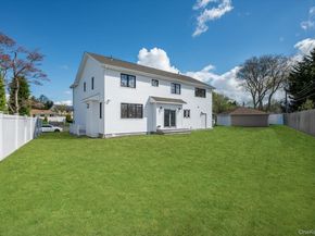 10 Faye Court, Plainview NY 11803