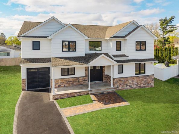 10 Faye Court, Plainview NY 11803