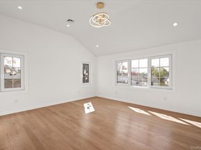 10 Faye Court, Plainview NY 11803