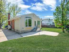 5 Warren Place, Plainview NY 11803