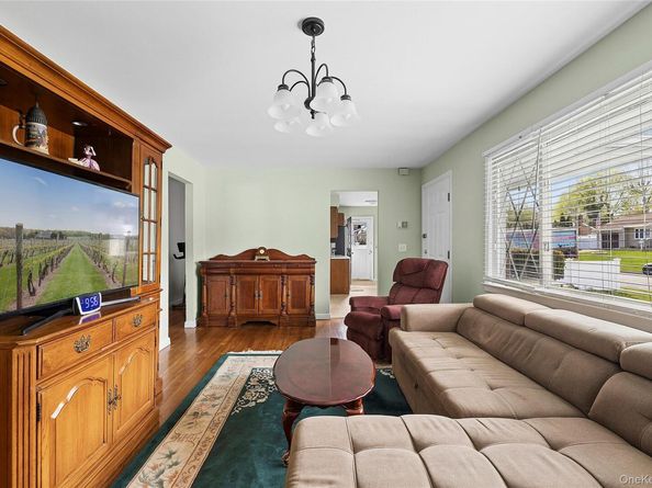 33 Lindbergh Avenue, Glen Cove NY 11542