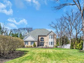 1 Kings Court, Hauppauge NY 11788