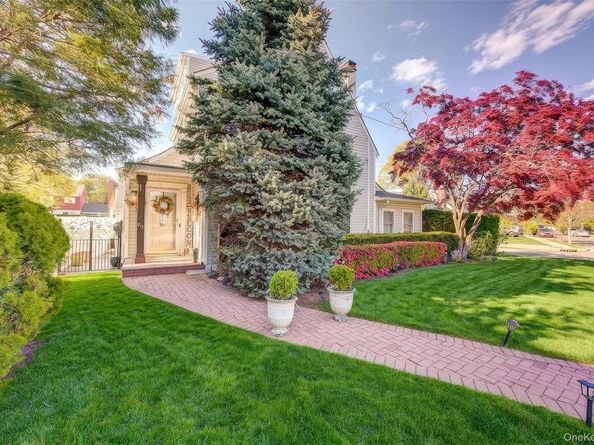 63 Buckingham Place, Lynbrook NY 11563
