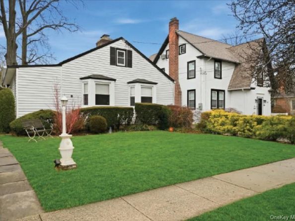 163 Elm Street, Roslyn Heights NY 11577