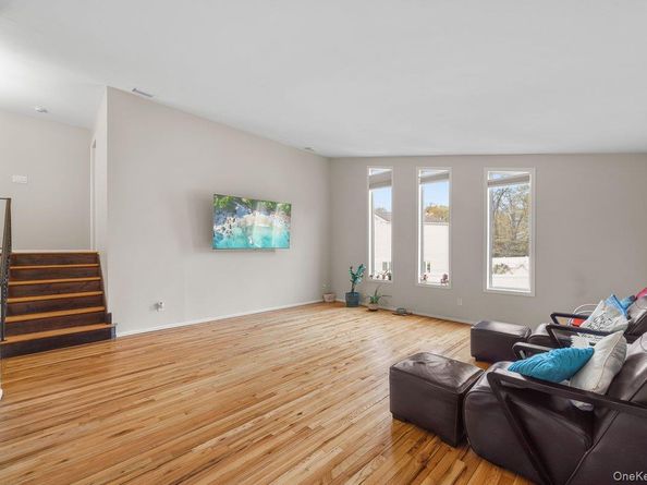 3 Fams Court, Jericho NY 11753