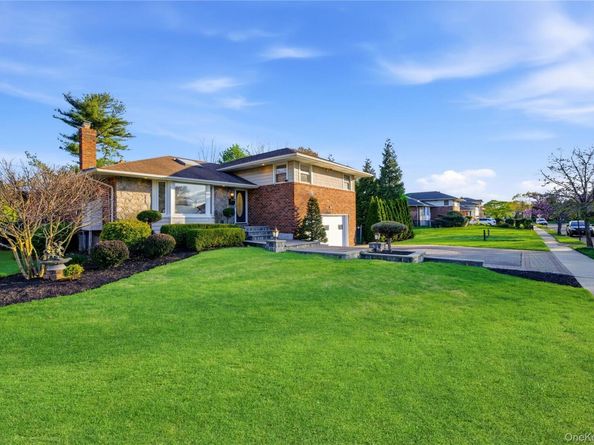 49 Canterbury Road, Woodbury NY 11797