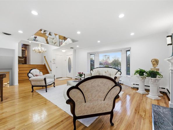 49 Canterbury Road, Woodbury NY 11797