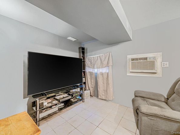 19 Amsterdam Avenue, West Babylon NY 11704