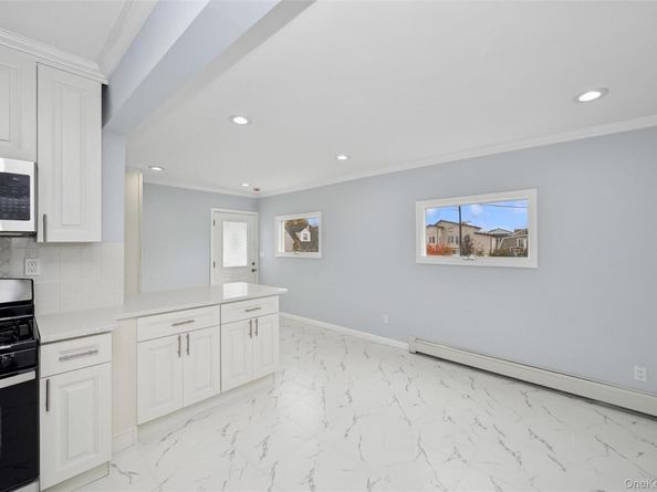 12 HewLett Point Avenue, East Rockaway NY 11518