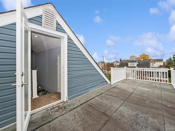 12 HewLett Point Avenue, East Rockaway NY 11518