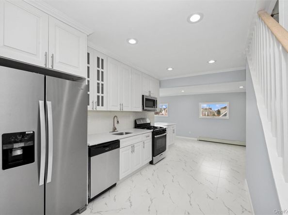 12 HewLett Point Avenue, East Rockaway NY 11518