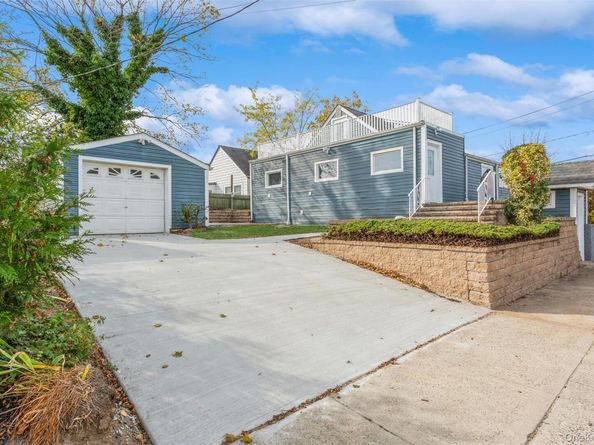 12 HewLett Point Avenue, East Rockaway NY 11518