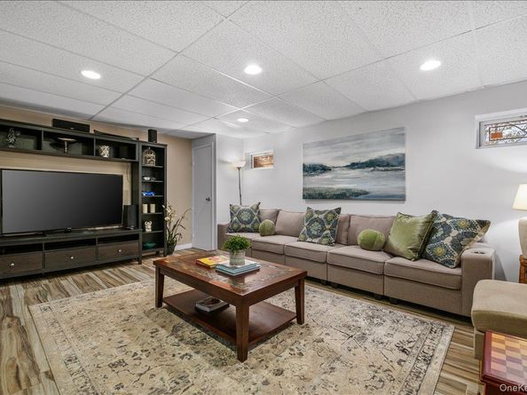 70 Avery Road, Woodbury NY 11797