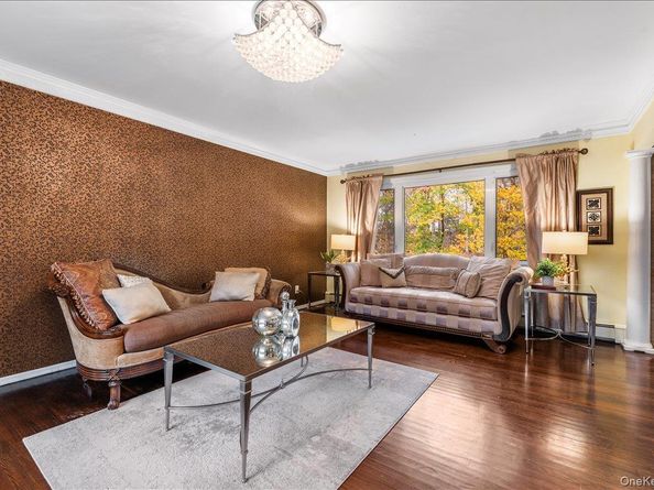 70 Avery Road, Woodbury NY 11797