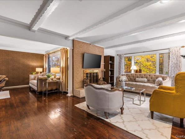 70 Avery Road, Woodbury NY 11797