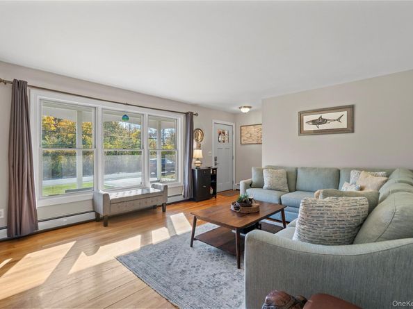 25 Washington Street, East Islip NY 11730