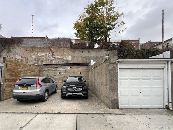 5337 62nd Street, Maspeth NY 11378