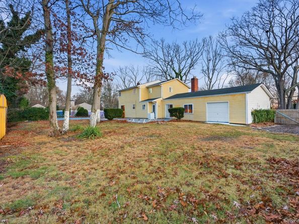 11 Val Court, Holbrook NY 11741