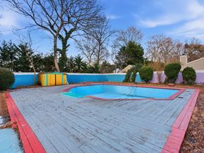 11 Val Court, Holbrook NY 11741