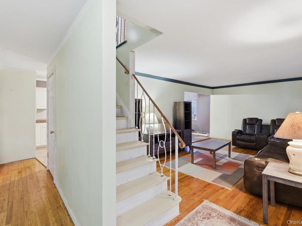 11 Val Court, Holbrook NY 11741