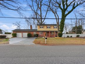 11 Val Court, Holbrook NY 11741