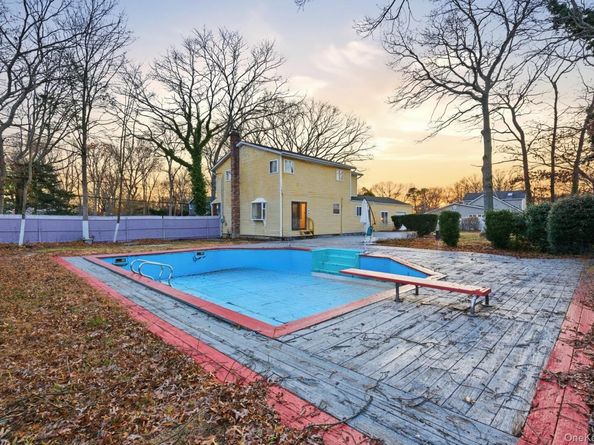 11 Val Court, Holbrook NY 11741