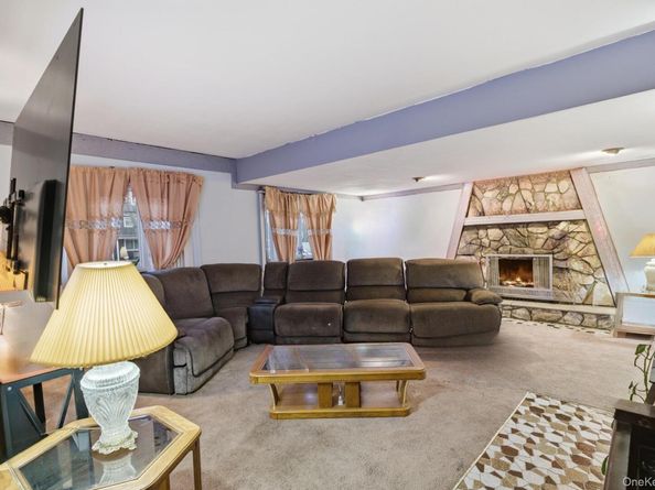 11 Val Court, Holbrook NY 11741