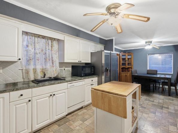 11 Val Court, Holbrook NY 11741