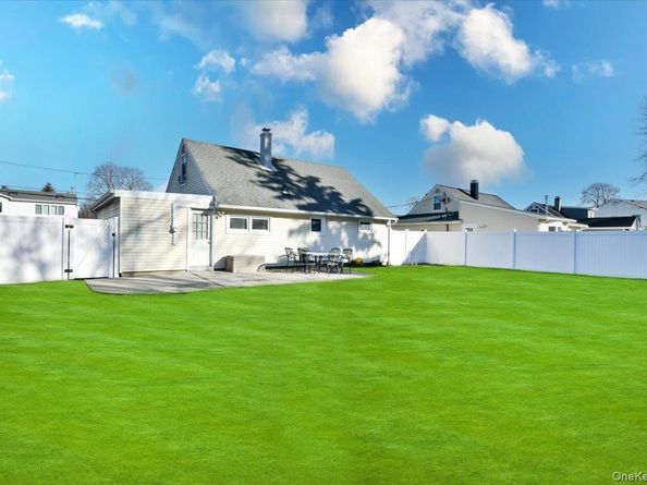 27 Seaton Street, Massapequa NY 11758