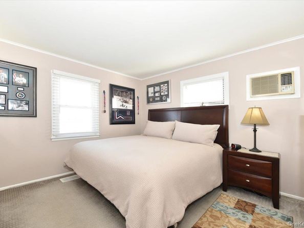 27 Seaton Street, Massapequa NY 11758