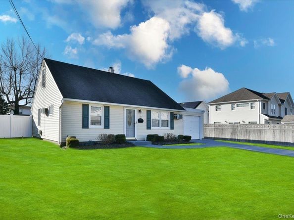 27 Seaton Street, Massapequa NY 11758