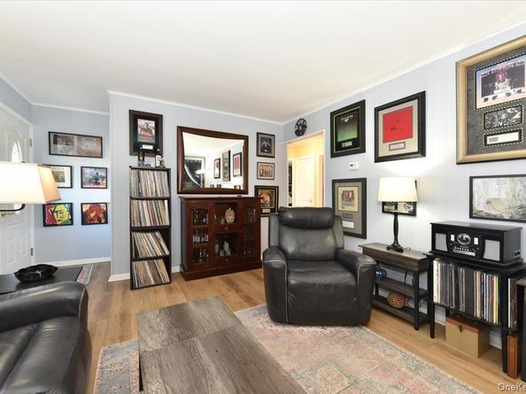 27 Seaton Street, Massapequa NY 11758