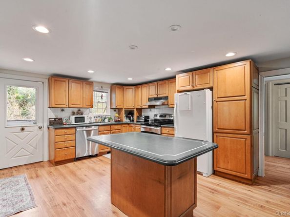 170 North Country Road, Miller Place NY 11764