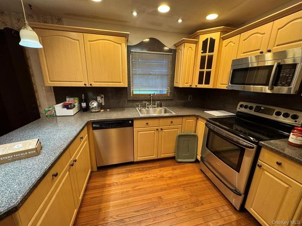 41 Broadway, Shirley NY 11967