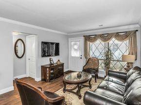 31 Cambridge Drive W, Copiague NY 11726