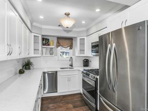 31 Cambridge Drive W, Copiague NY 11726