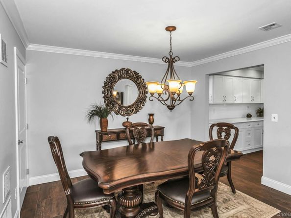 31 Cambridge Drive W, Copiague NY 11726