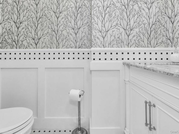 31 Cambridge Drive W, Copiague NY 11726