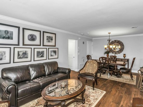 31 Cambridge Drive W, Copiague NY 11726