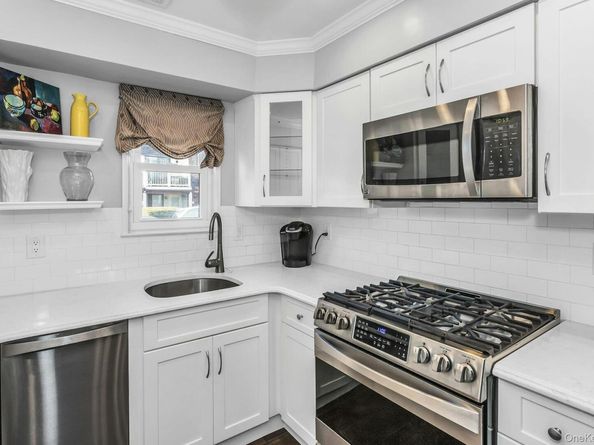 31 Cambridge Drive W, Copiague NY 11726