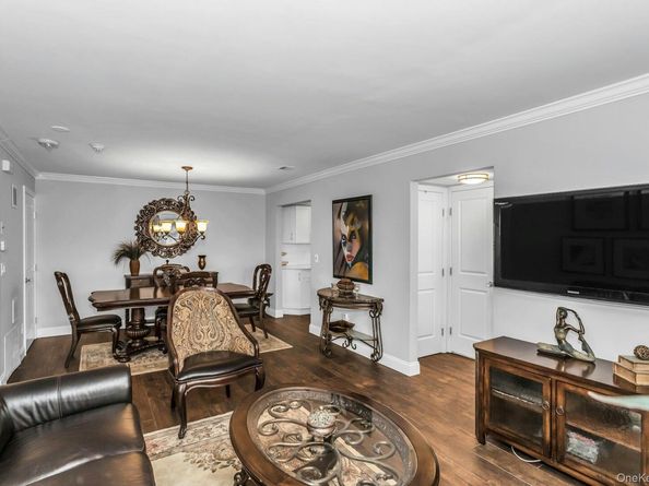 31 Cambridge Drive W, Copiague NY 11726