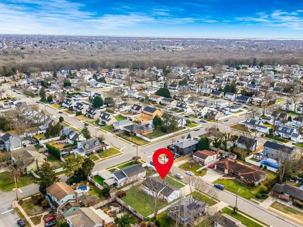 171 N Oak Street, Massapequa Park NY 11758