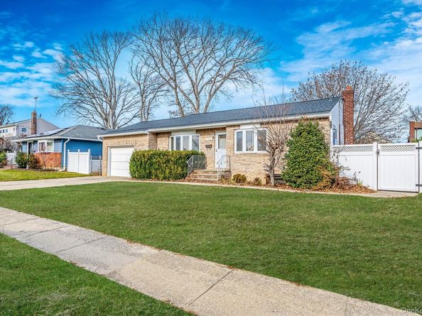 171 N Oak Street, Massapequa Park NY 11758