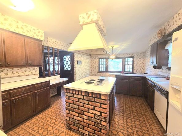 9 Weaver Lane, Dix Hills NY 11746