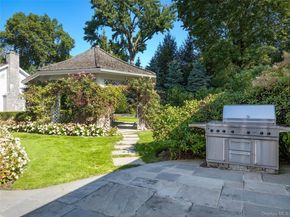 63 Premium Point, New Rochelle NY 10801