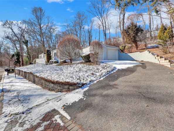 81 Oakside Road, Smithtown NY 11787